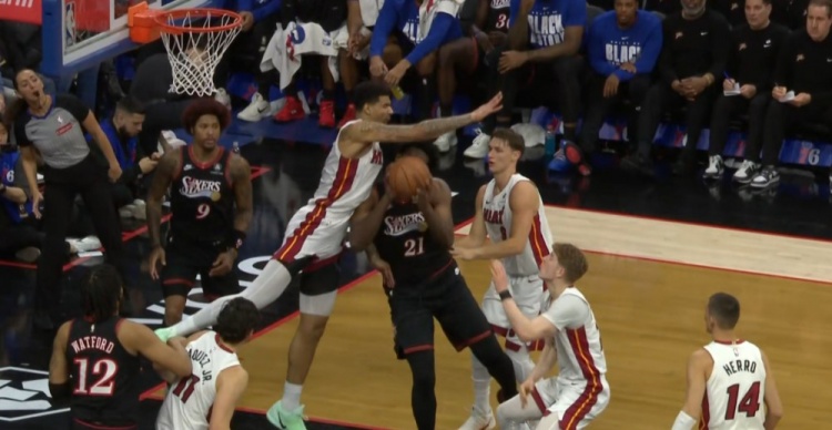 GG扑克下载-望无大碍！恩比德被韦尔顶到右侧肋部 回更衣室后已坐回替补席